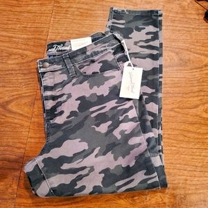 3/$30 NWT! Universal Thread High Rise Skinny Crop Camo Pant Size 10